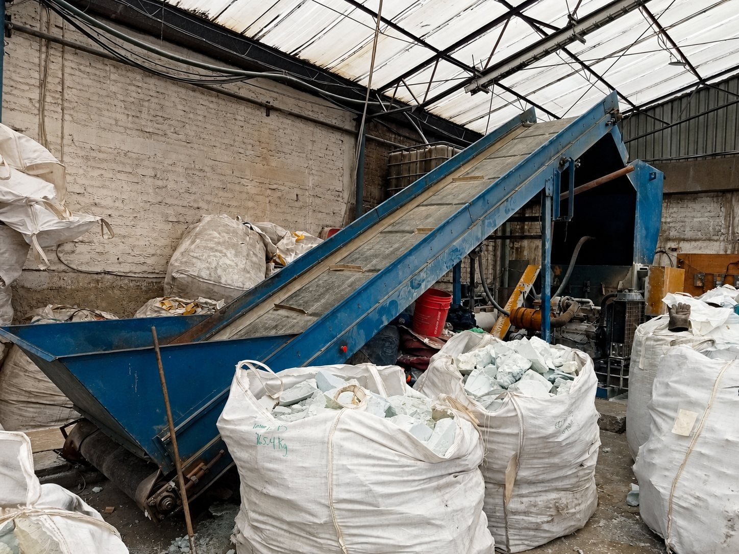 Transportador industrial AREDI instalado en una planta
