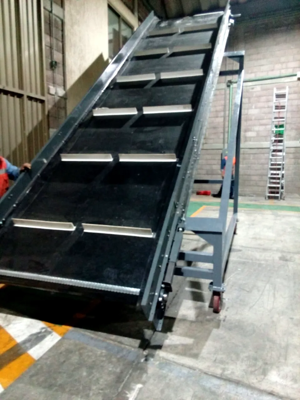 Instalación de una banda transportadora industrial