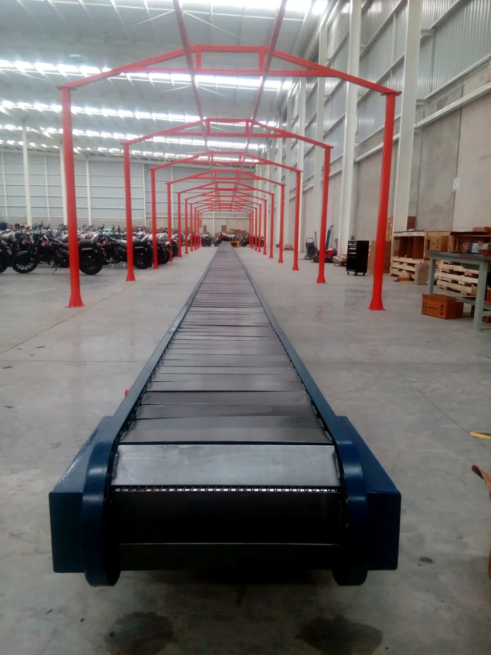 Línea transportadora para una operación logística
