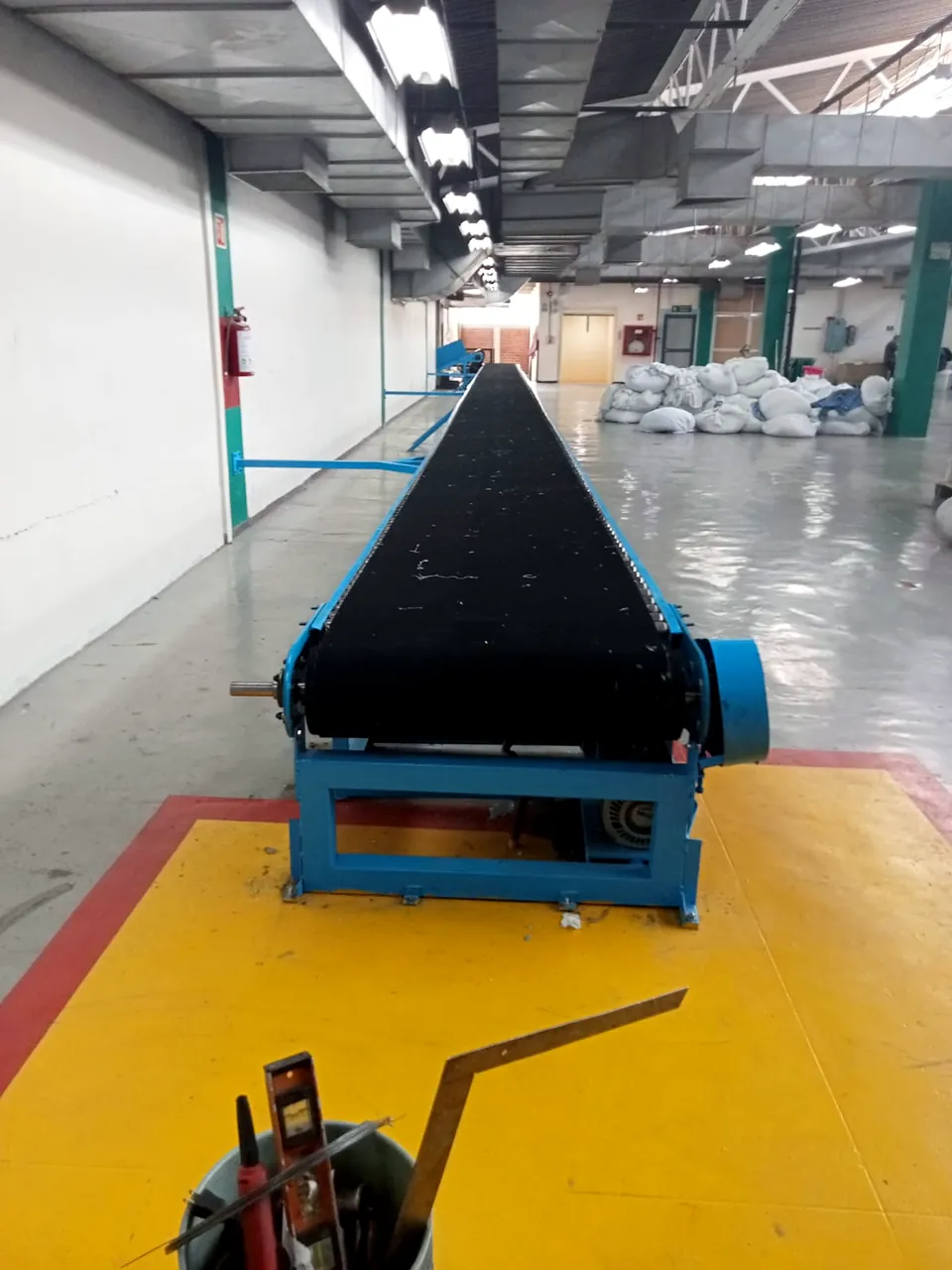 Banda transportadora instalada en una planta de producción